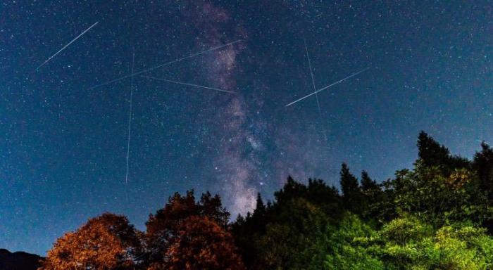 Dos grandiosas lluvias de meteoros iluminarán abril simultáneamente