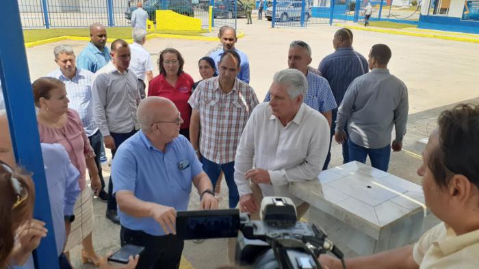 Intercambio en la Industria Electrónica, donde recibieron detalles acerca del uso de fuentes de energía limpia y sin costos adicionales