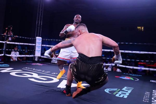 Julio César La Cruz en cartel en cartel profesional de Boxeo en Varadero