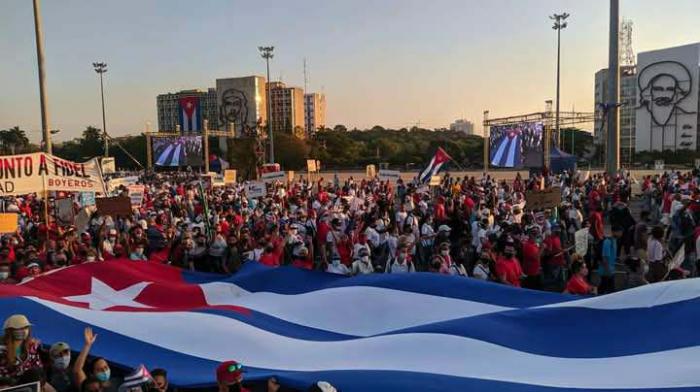 Marcha del Primero de mayo. Bandera cubana