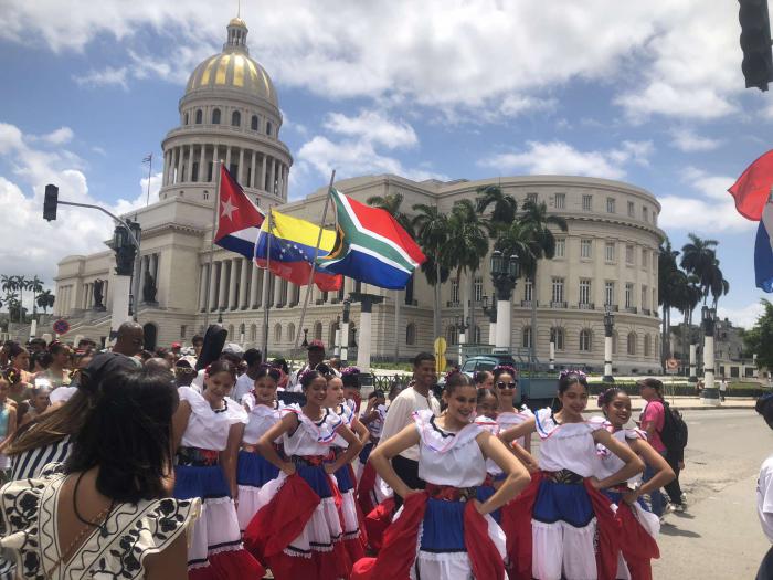 Desfile de las academias participantes, previo al evento. Al fondo el capitolio.