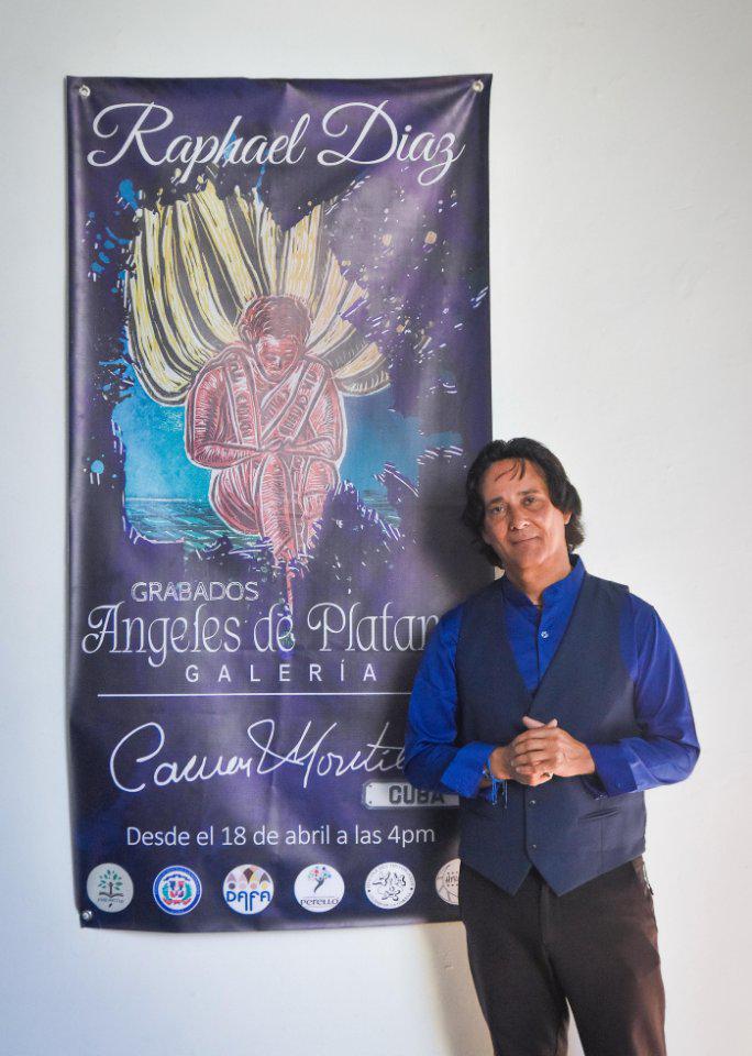 Raphael Díaz expone en la casa Carmen Montilla 22 grabados. 