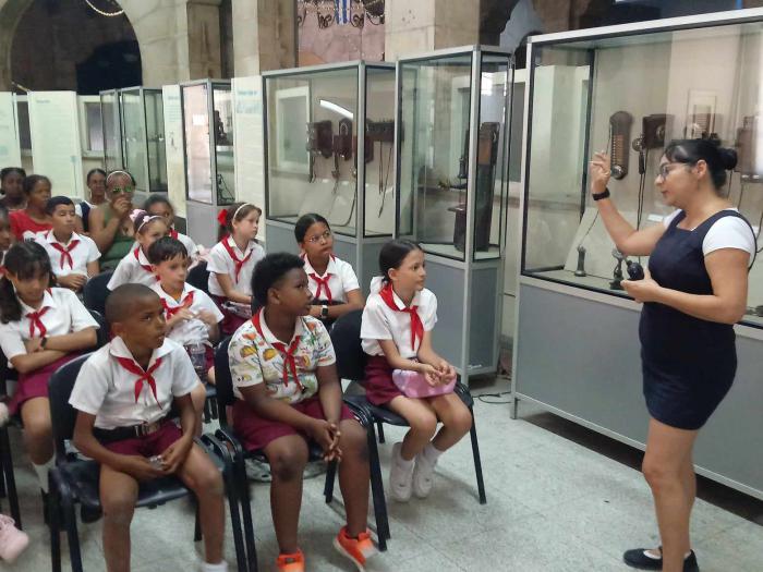 Malbis González, especialista de Comunicación de la DVLH, inició el intercambio con los alumnos del círculo de interés.