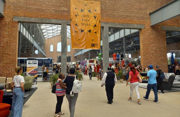 Feria Arte para mamá en Línea y 18