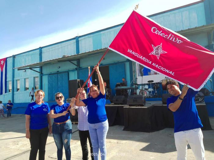 Entidad de Correos de Cuba recibe bandera Vanguardia Nacional