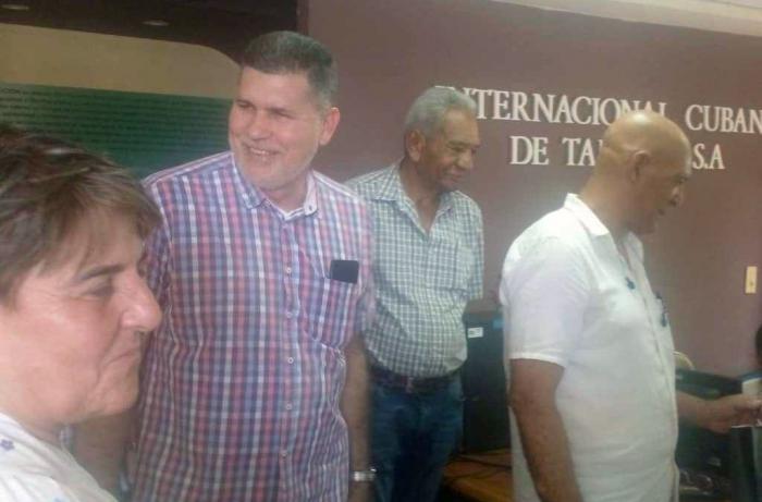 Oscar Pérez Oliva Fraga, ministro del Comercio Interior y la Inversión Extranjera como parte de la visita gubernamental al municipio de Boyeros recorre la Empresa Internacional Cubana de Tabaco S.A.