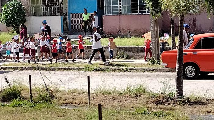 Niños participan en el primero de mayo