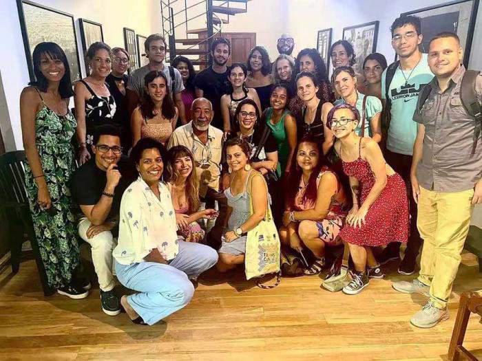 Los talleristas  junto al escritor Leonardo Padura (al centro) muestran su alegría por tan provechosas jornadas de aprendizaje.