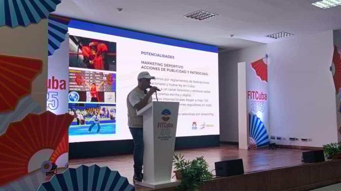 En su ponencia Con Cubadeportes, una Experiencia de Campeones, Ediunys Carrazana Garcés, director de Desarrollo y Mercado de Cubadeportes, destacó los resultados relevantes del deporte cubano a lo largo de los años