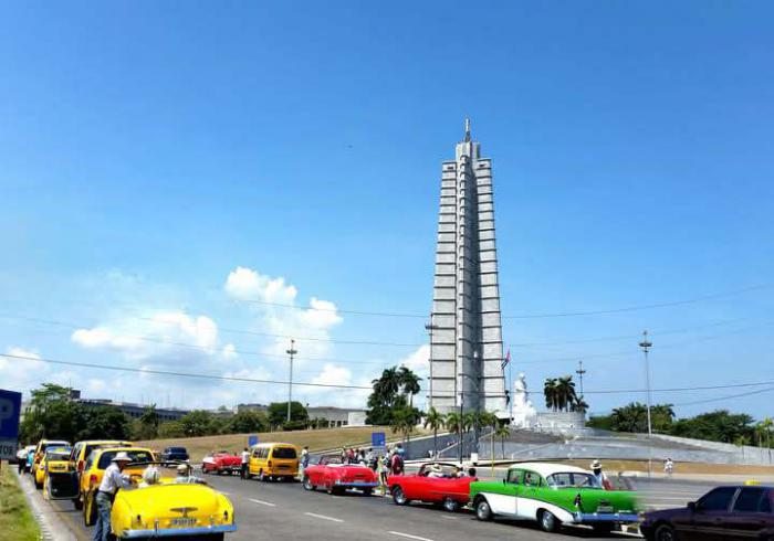 Carros de Turismo frente a la Plaza de la Revolución