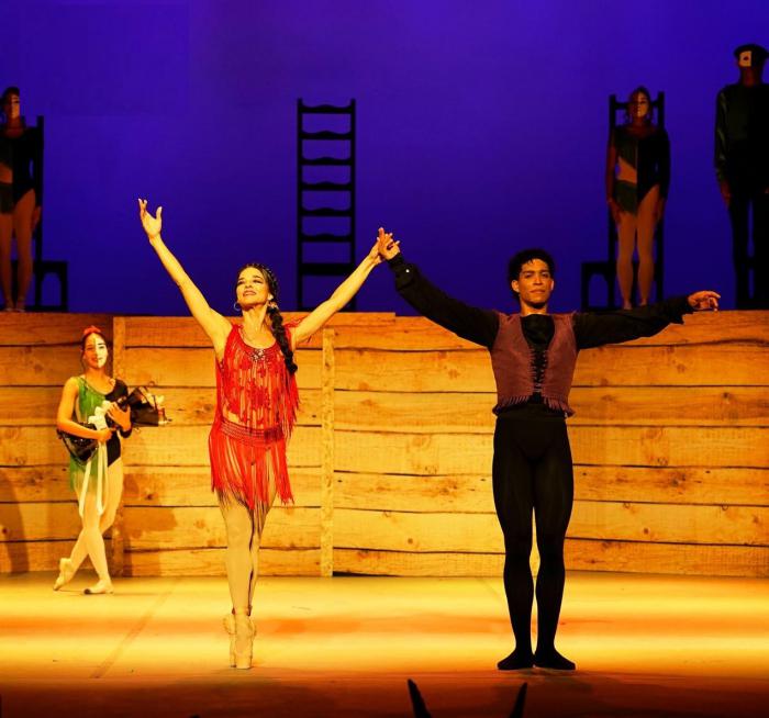 Viengsay Valdés y Ányelo Montero reciben la ovación del público, en el Teatro Nacional de Panamá.