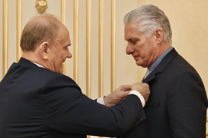 Otorga Partido Comunista ruso medalla conmemorativa a Díaz-Canel