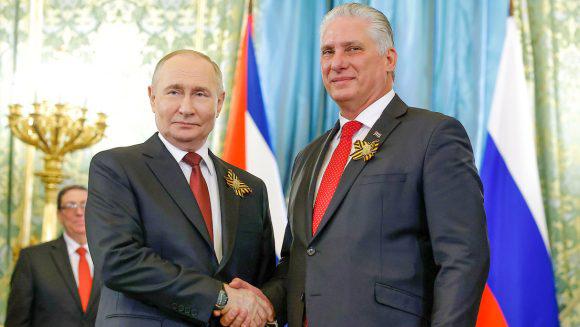 El presidente de Rusia, Vladímir Putin, y su homólogo cubano, Miguel Díaz-Canel.