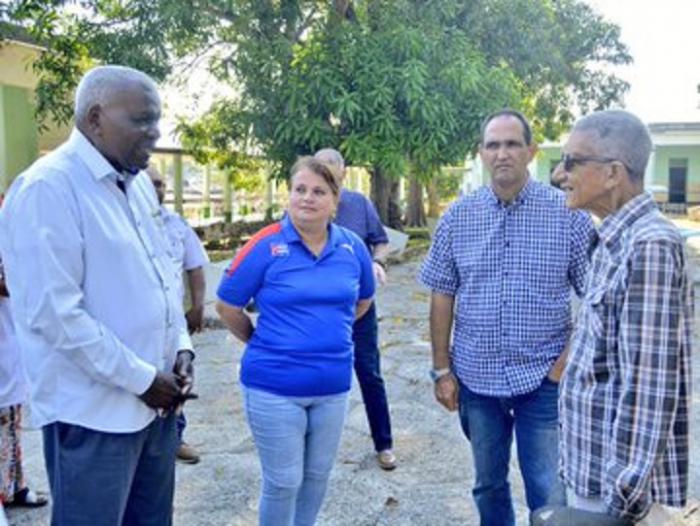 Esteban Lazo junto a las máximas autoridades de La Habana
