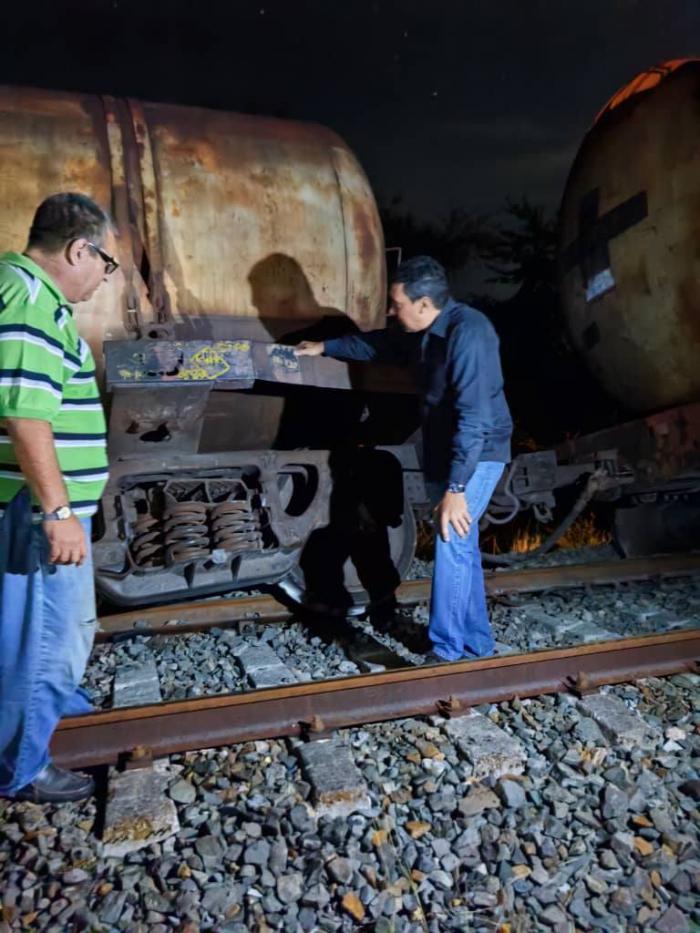 Descarrilamiento e incendio vagones con alcohol en tren cerca de La Mocha, en Matanzas