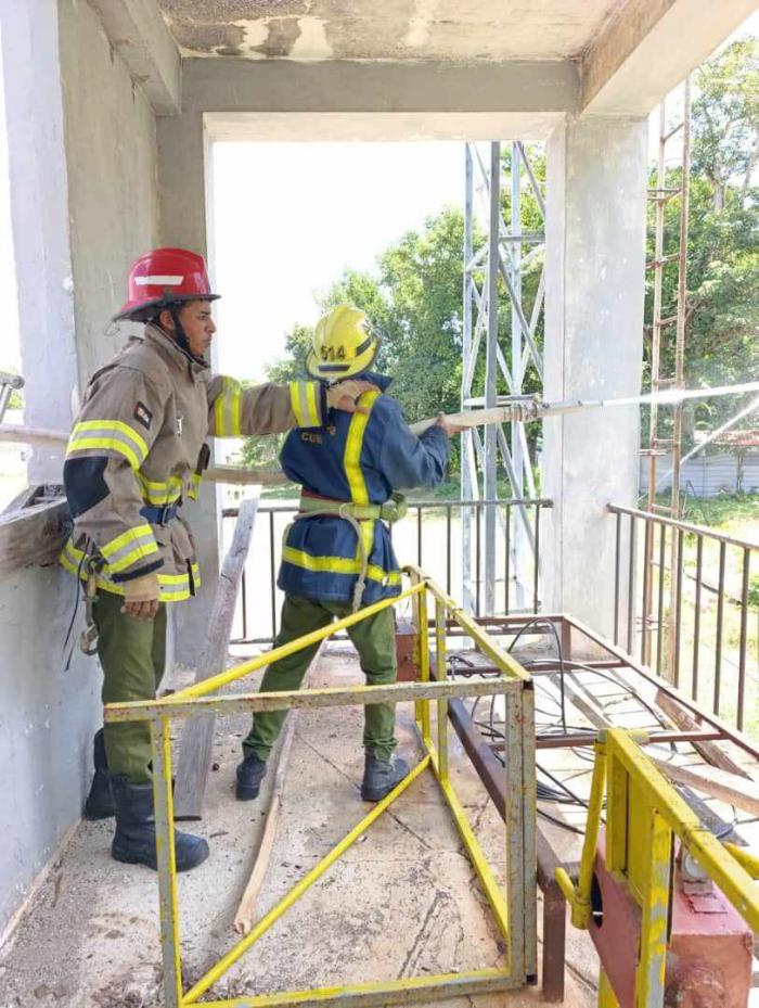 Bomberos demuestra destreza en competencias de habilidades 