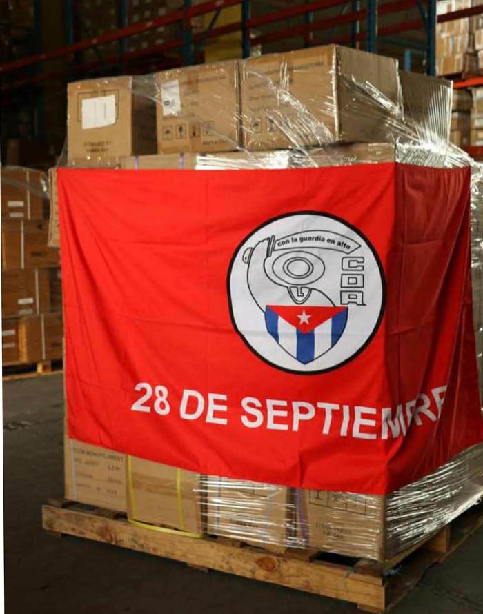 Donativo de 30 000 suturas quirúrgicas y 10 000 electrodos para electrocardiogramas entregados por los CDR al MINSAP, provenientes de la Red Canadiense de Solidaridad con Cuba.