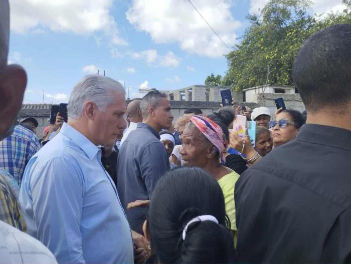 Miguel Díaz-Canel junto al pueblo de Guanabacoa