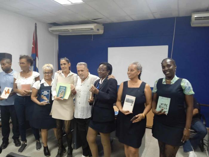 El aniversario fue celebrado con la peña Comunicarte, conducido por el promotor Rey Salermo (al centro)
