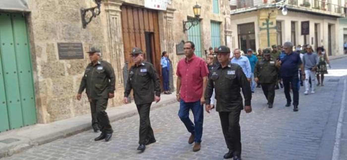 El miembro del Buró Político y Ministro del Interior General de División Lázaro Alberto Álvarez Casas, y el Primer secretario del Partido en La Habana, Liván Izquierdo Alonso, encabezaron la peregrinación en homenaje a los bomberos caídos en el incendio de la antigua ferretería Isasi.