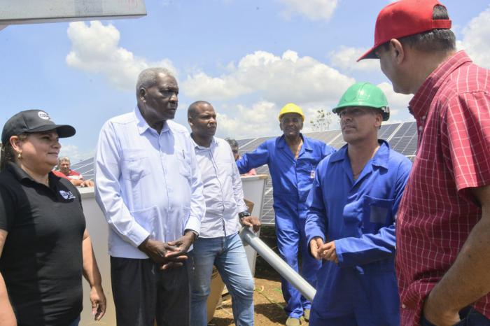 Conversó con constructores, trabajadores y directivos que laboran en el parque solar fotovoltaico Santuario en el habanero municipio Boyeros