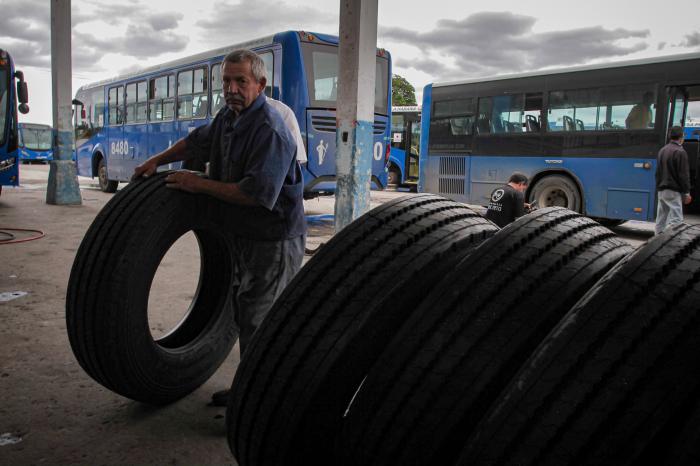 Trabajador con gomas de guagua