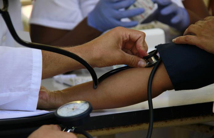 La hipertensión arterial es uno de los principales factores de riesgo de las enfermedades cardiovasculares en la tercera edad y en un muchos casos esta presentes de forma asintomática  en jóvenes, por eso es fundamenta detectarla a tiempo para una mejor calidad de vida y riegos futuros,  prueba que se realizan en la Feria de Salud dedicada a la Jornada Hazte la Prueba, por médicos y enfermeros, en el parque de Línea y L en el Vedado, La Habana, Cuba, el 27 de junio de 2023.  ACN FOTO/Luis JIMÉNEZ ECHEVARRÍA/sdl