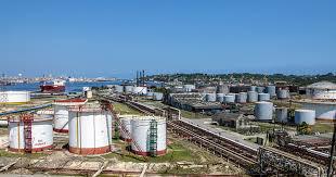 Buque con gas licuado en muelle de Refinería Ñico López 
