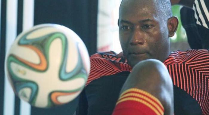Récord mundial de Erick Hernández en el dominio del balón 
