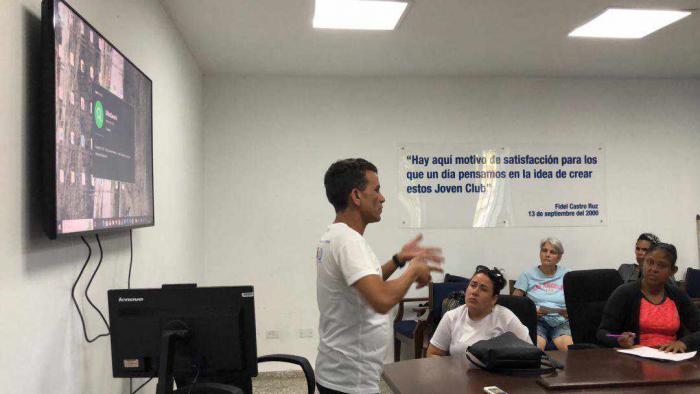 Los instructores de LSC se han capacitado, como parte del proceso de habilitación para el dominio de ese idioma de la comunidad sorda. 