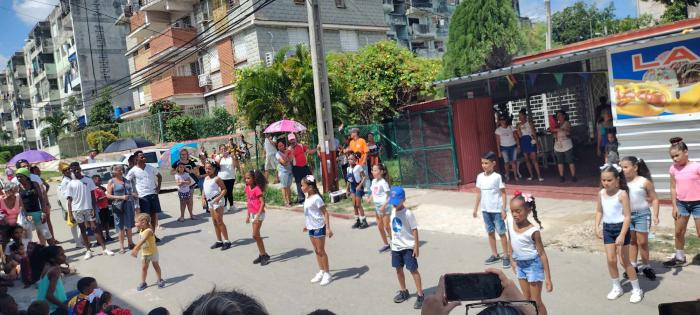 Actividad en barrio de La Habana por el Día internacional de la infancia