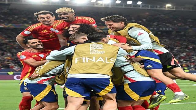 Los jugadores de España celebran la victoria obtenida 5-4 frente al equipo francés en la semifinal de la Uefa Nations League.