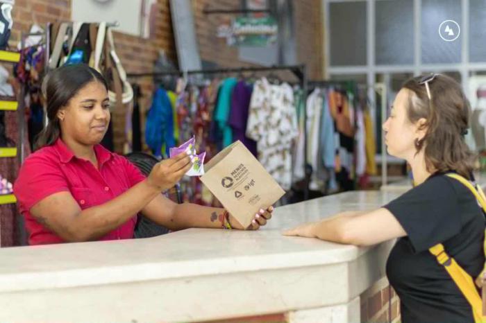 Bolsas plásticas por bolsas de papel, un paso en un largo camino.
Una tiendan donde utilizan bolsas de papel