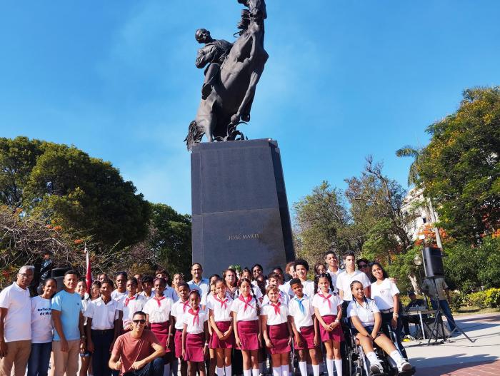 Abanderada la delegación habanera al Congreso Pioneril