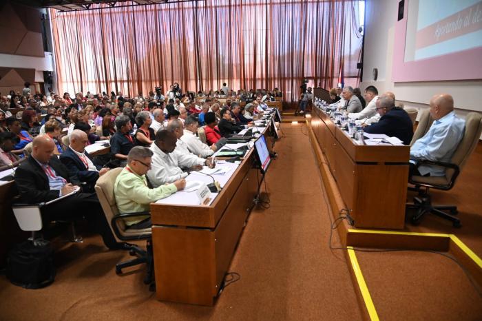 Asiste Díaz-Canel a congreso de la ANEC