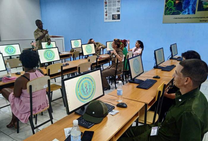 Celebran en La Habana Primer Taller Nacional de Redes Sociales en las FAR