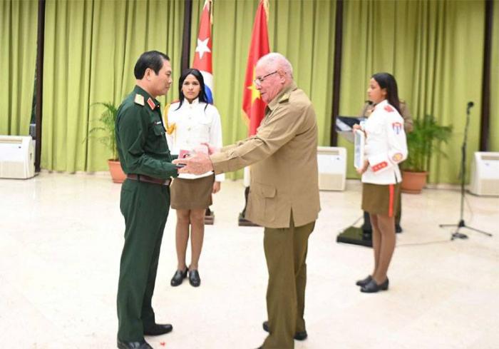 El General Ngyen Tan recibió de manos del miembro del Buró Político del Partido Comunista de Cuba General de Cuerpo de Ejército, Álvaro López Miera, ministro de las FAR, la réplica del machete del Lugarteniente general del Ejército Libertador Antonio Maceo Grajales.
