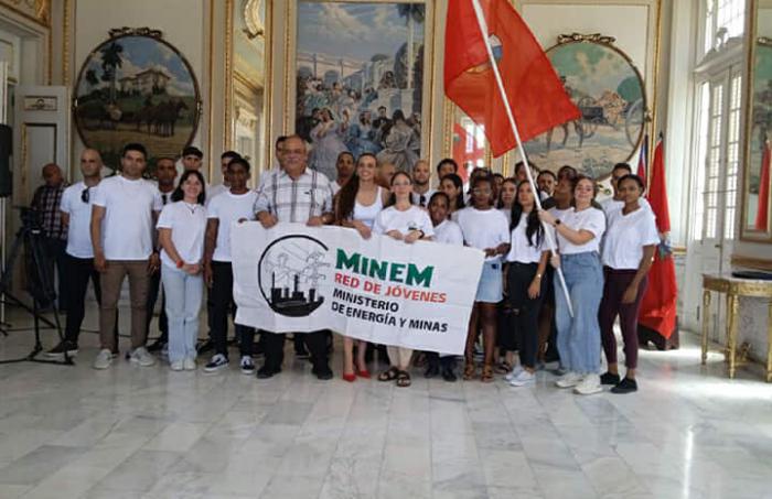 Abanderada expedición juvenil del Ministerio de Energía y Minas