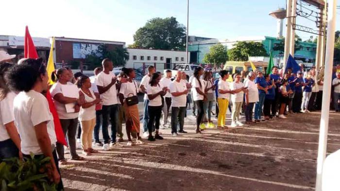 Destacamento Juvenil José María Pérez Capote de la Empresa  Nacional de Transporte Escolar.