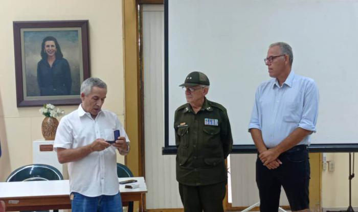 Entrega el MININT Sello Conmemorativo 50 Aniversario al Instituto Cubano del Libro