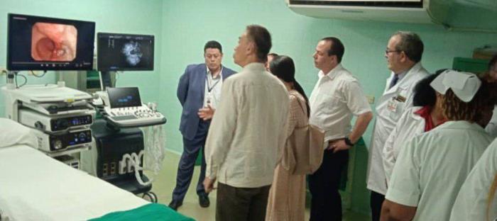 Recibe Hospital Clínico Quirúrgico Hermanos Ameijeiras moderno equipo de endoscopía digestiva gracias a la cooperación de China. 