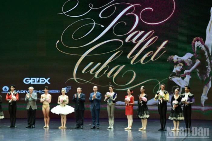 Actúa el ballet Nacional de Cuba en viet Nam