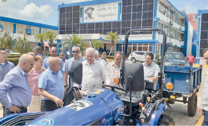 La visita del Primer Secretario del Comité Central y Presidente de la República Miguel Díaz Canel Bermúdez, el pasado mes de abril, resultó un estímulo importante para el colectivo de la Camilo Cienfuegos.