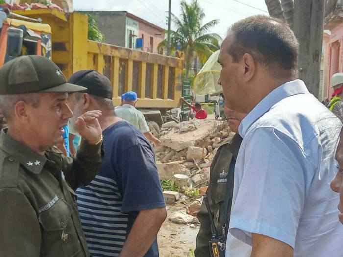 Acciones de rescate en derrumbe en Díez de Octubre