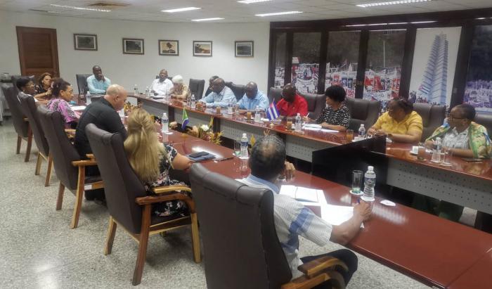 Funcionario del Comité Central dialoga con el secretario general del Partido Comunista de Sudáfrica