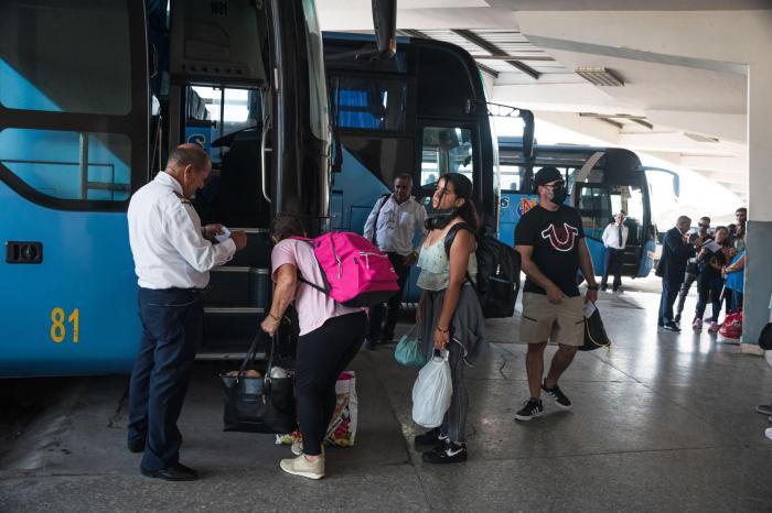 Personas subiendo a una guagua de ómnibus nacionales