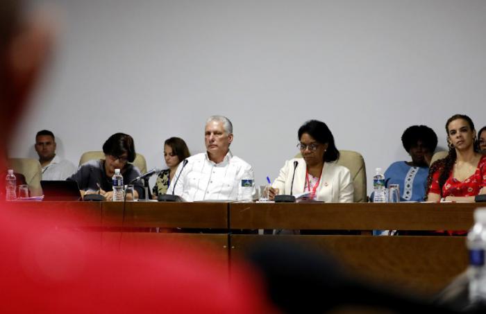 Díaz-Canel en Comisión del Parlamento cubano