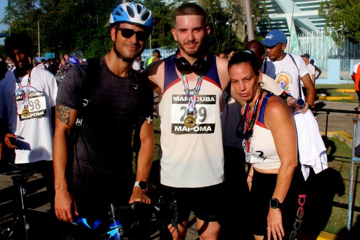 Tres participantes en la carrera, madre y dos hijos