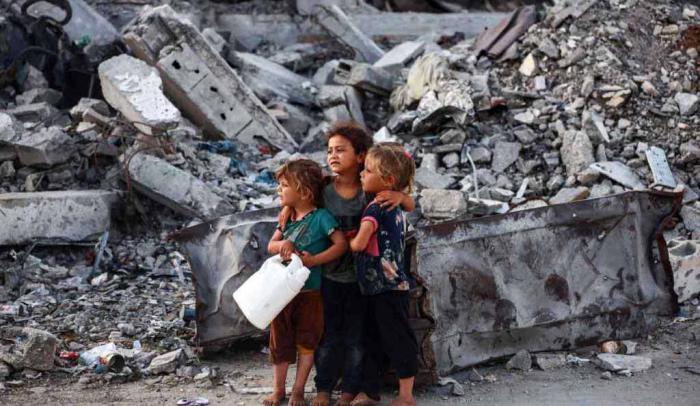 La Franja de Gaza, campamentos de refugiados, y territorios ocupados por Tel Aviv en el Oriente Medio son víctimas sistemáticas del accionar genocida del gobierno de Israel que preside Benjamín Netanyahu. Cifras oficiales de fuentes sanitarias de esa zona y de la Agencia de Naciones Unidas señalan que desde octubre de 2023 hasta la actualidad más de 17 mil niños han perdido la vida en ese enclave por bombardeos y represión del ejercito ocupante, y a ello se suman más de 30 mil infantes heridos y unos 58 mil seres humanos fallecidos, otros desaparecidos, incapacitados y encarcelados por las hordas del invasor