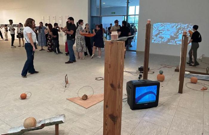 Exposición La estrategia del bambú, de Felipe Dulzaides, en edificio de Arte Cubano del Museo Nacional de Bellas Artes en La Habana
